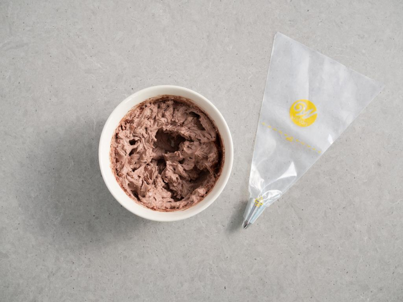 krem kakaowy, worek jednorazowy Wilton, tylka Wilton 1M