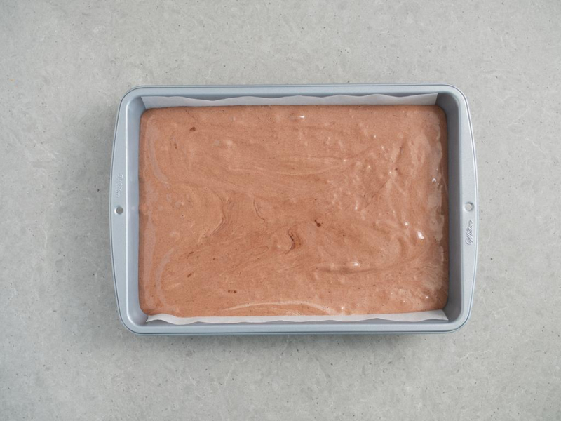 masa biszkoptowa w formie do pieczenia Wilton