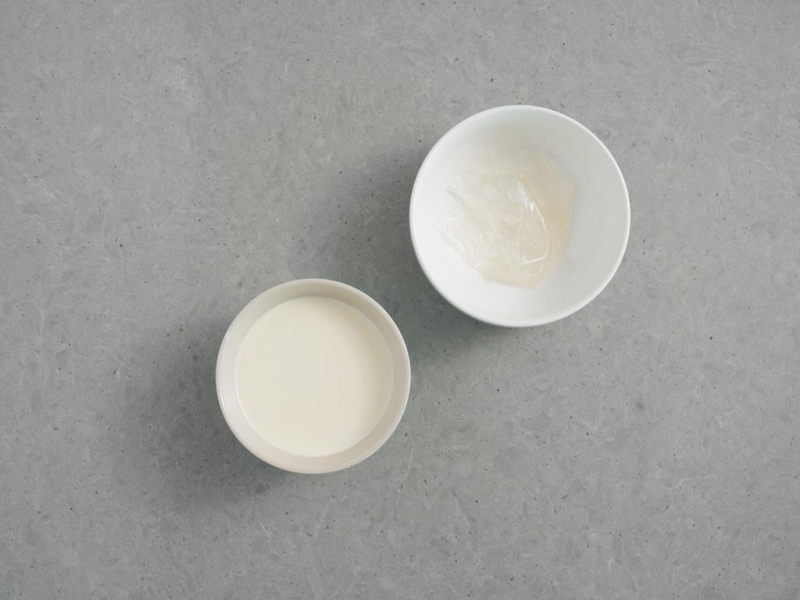 rozpuszczanie żelatyny w ciepłej śmietance