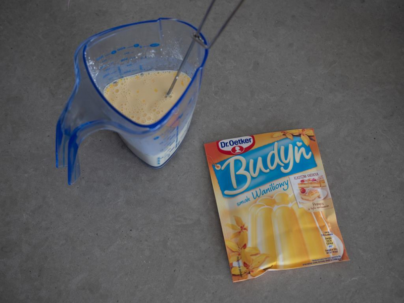 budyń w proszku wymieszany z mlekiem
