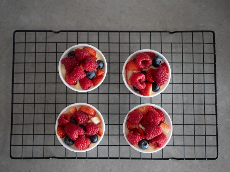 kokilki z budyniem i owocami