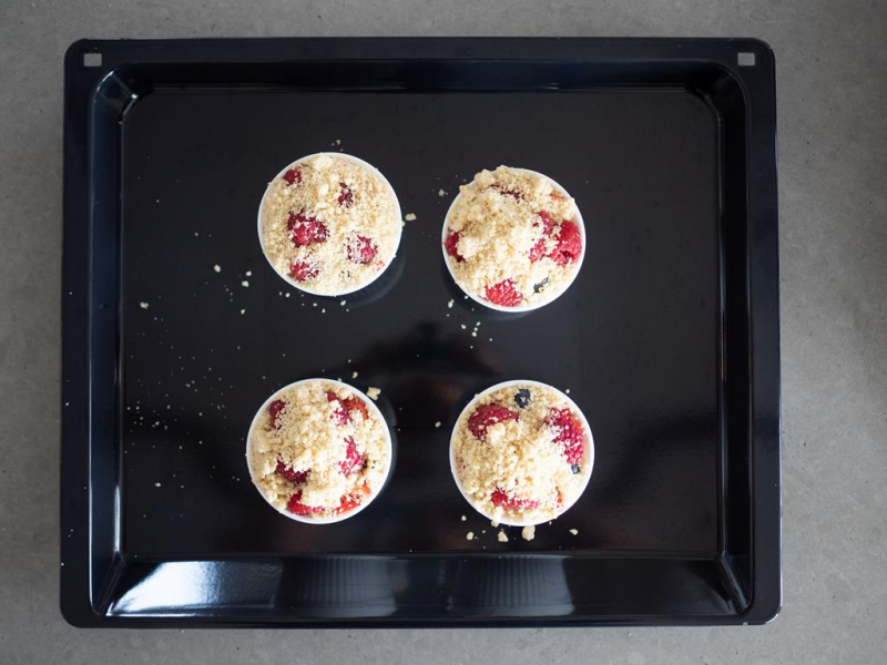 owoce pod kruszonką z budyniem przed pieczeniem