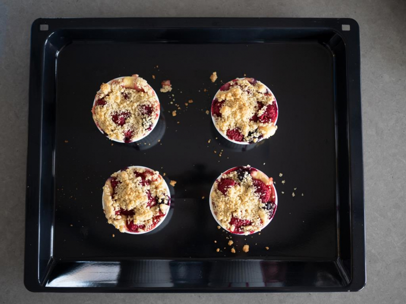 upieczone owoce pod kruszonką z budyniem