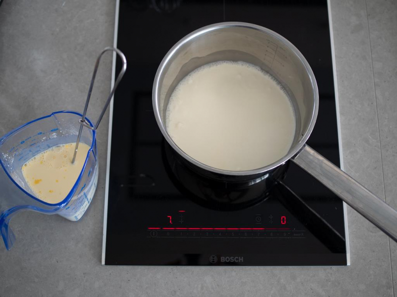 zagotowana śmietanka z cukrem