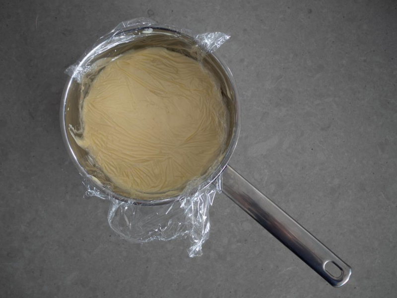 budyń w rondelku przykryty folią spożywczą