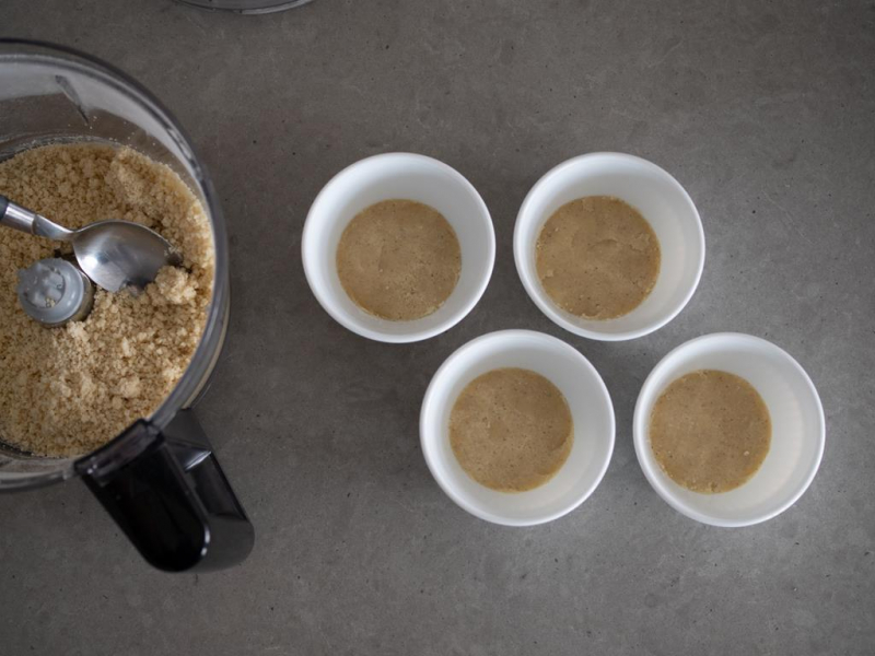 kokilki wypełnione kruszonką na dnie