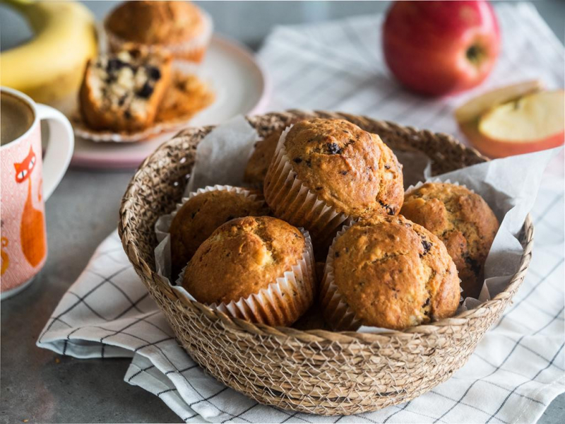 muffinki bananowe z czekoladą w koszyczku
