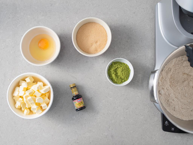 zimne masło, ekstrakt cytrynowy Dr. Oetkera, cukier trzcinowy, jajko, matcha