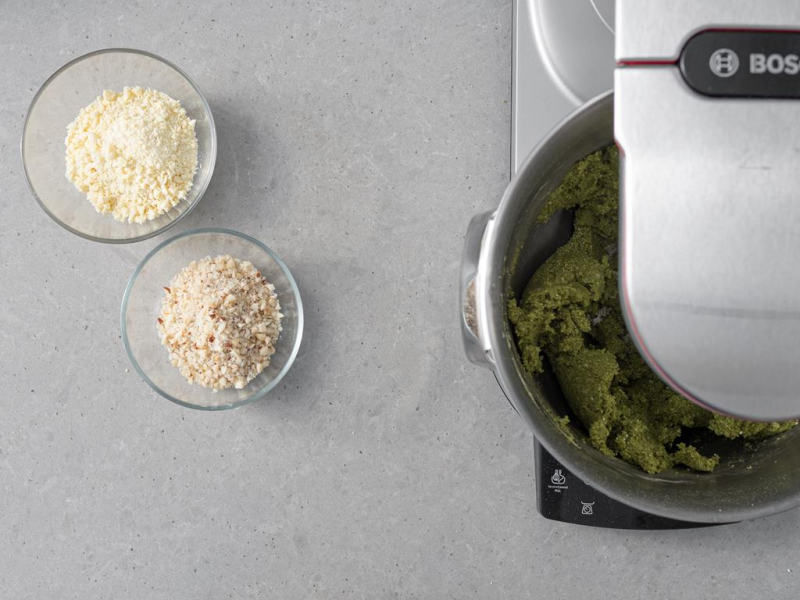 posiekana biała czekolada i orzechy pekan