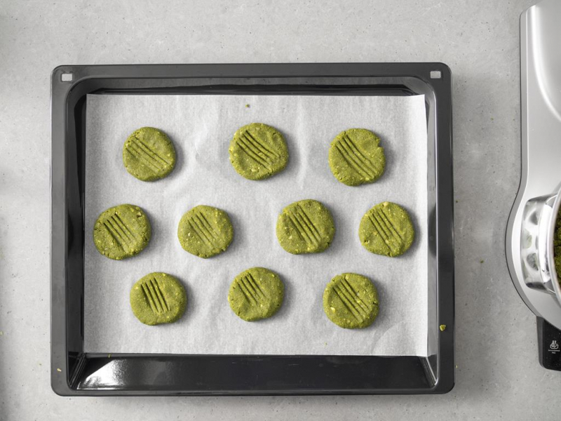 ciasteczka na blaszce do pieczenia wyłożonej papierem