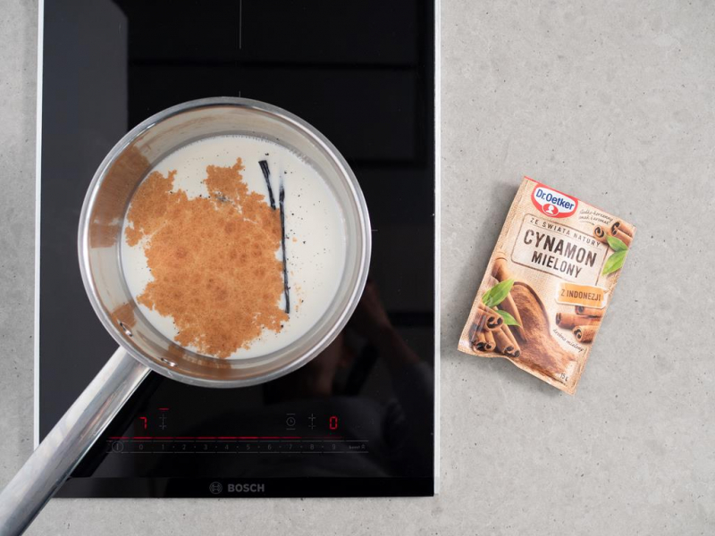 mleko z laska wanilii i cynamonem