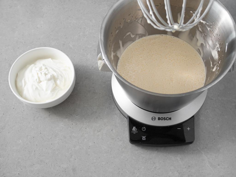 dodawanie jogurtu naturalnego do masy jajecznej