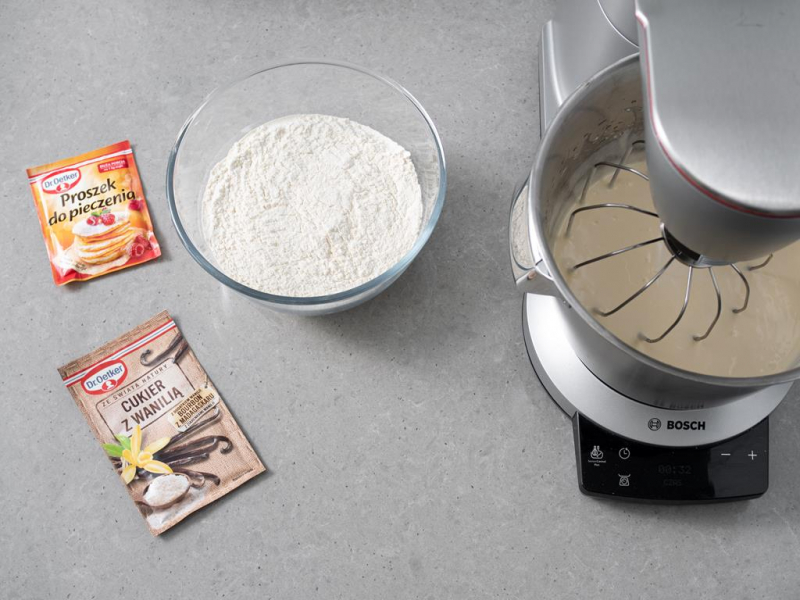 wymieszane suche składniki i masa w misie miksera