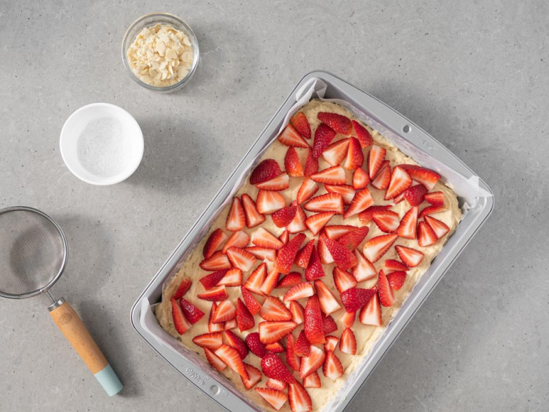 truskawki ułożone na cieście