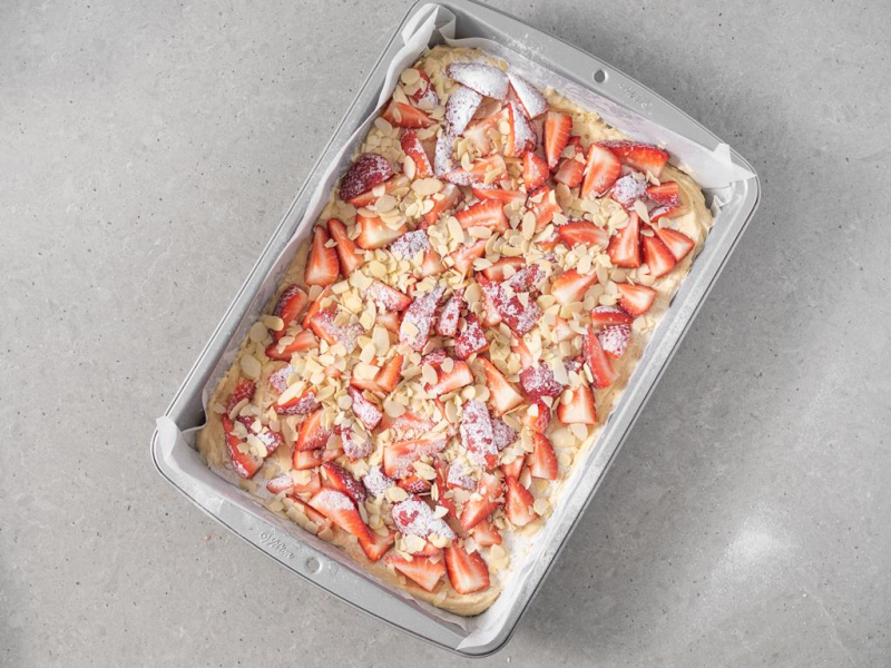 placek z truskawkami przed pieczeniem