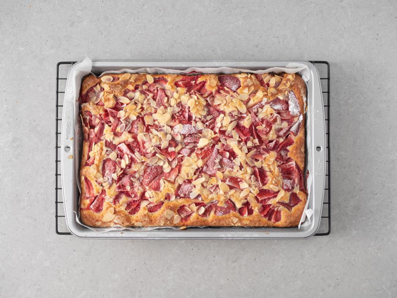 upieczony placek z truskawkami