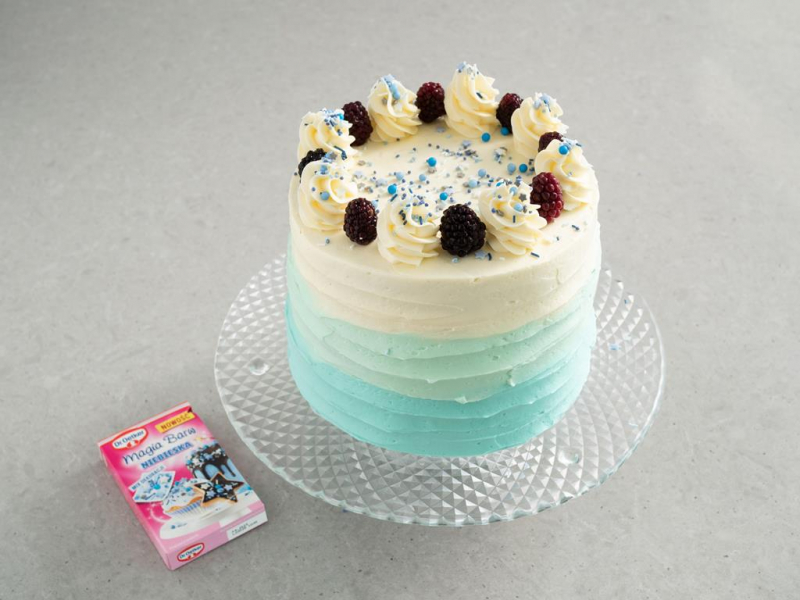 dekorowanie tortu jeżynami i posypką Magia Barw Niebieska Dr. Oetkera