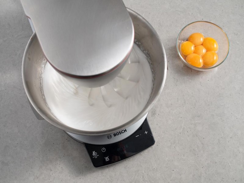 piana z białek z cukrem i żółtka