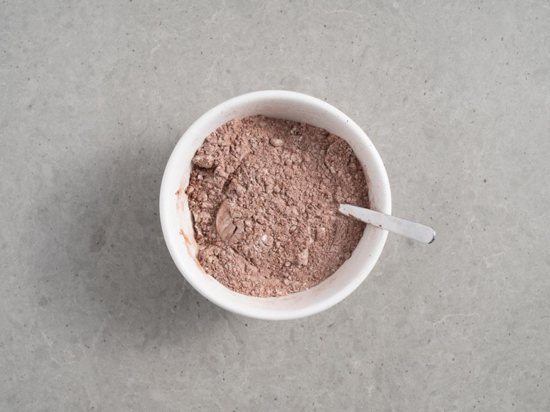 mąka z proszkiem do pieczenia i kakao