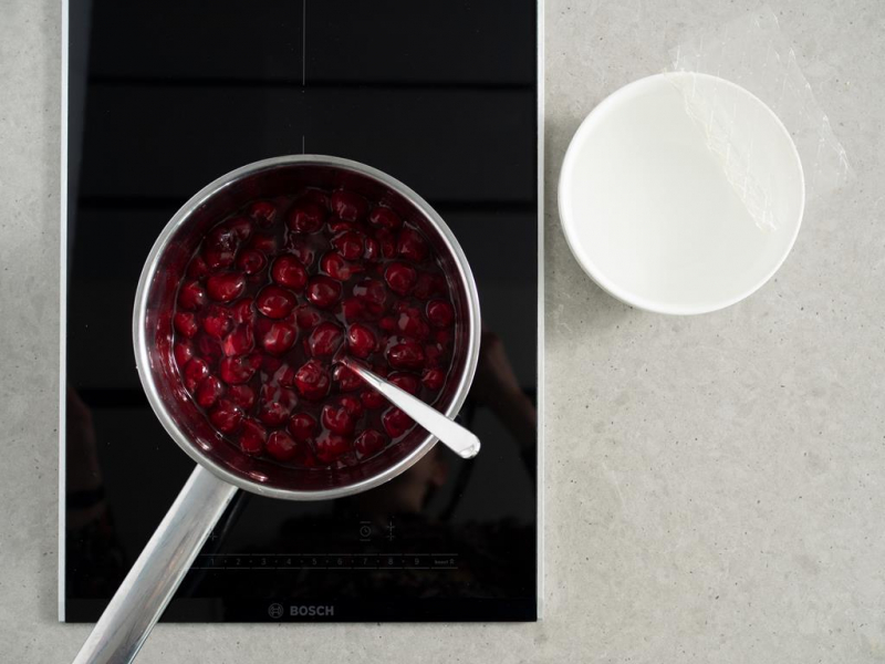 wiśnie z cukrem, żelatyna w listkach Dr. Oetkera