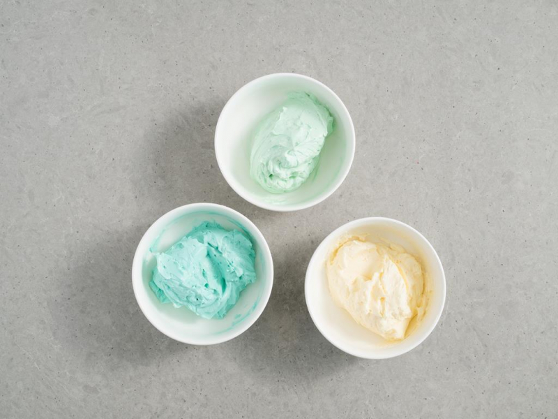 krem maślany zabarwiony barwnikiem spożywczym niebieskim