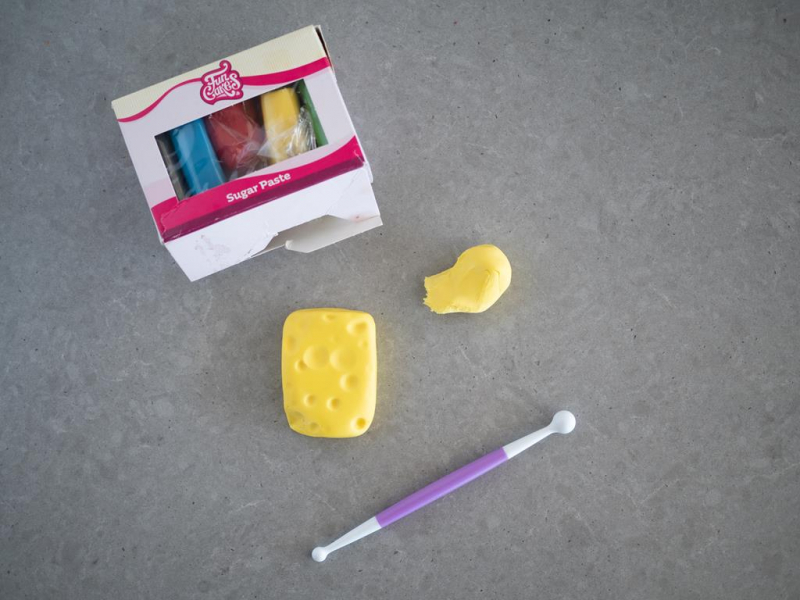 żółta masa cukrowa fun cake w prostokątnym kawałku