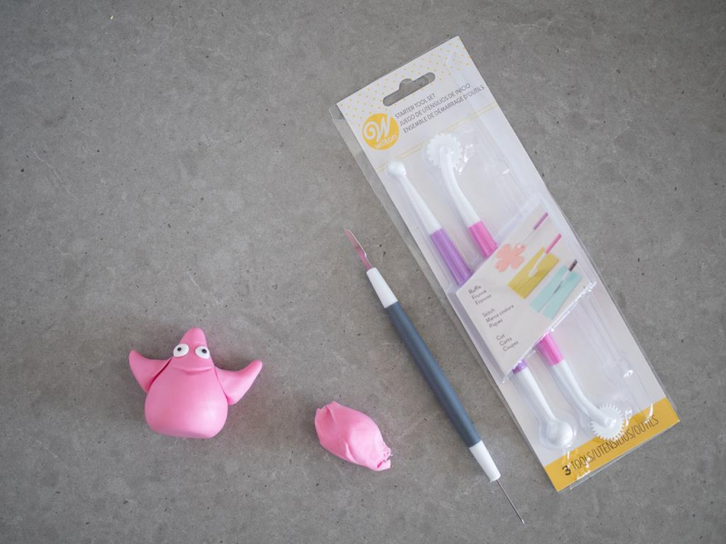 patryk - różowa rozgwiazda z masy cukrowej (lukru plastycznego)