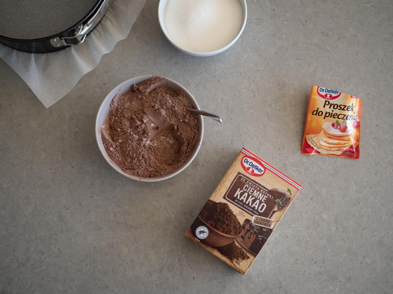 suche składniki na biszkopt kakaowy. kartonik z ciemnym kakao Dr. Oetkera