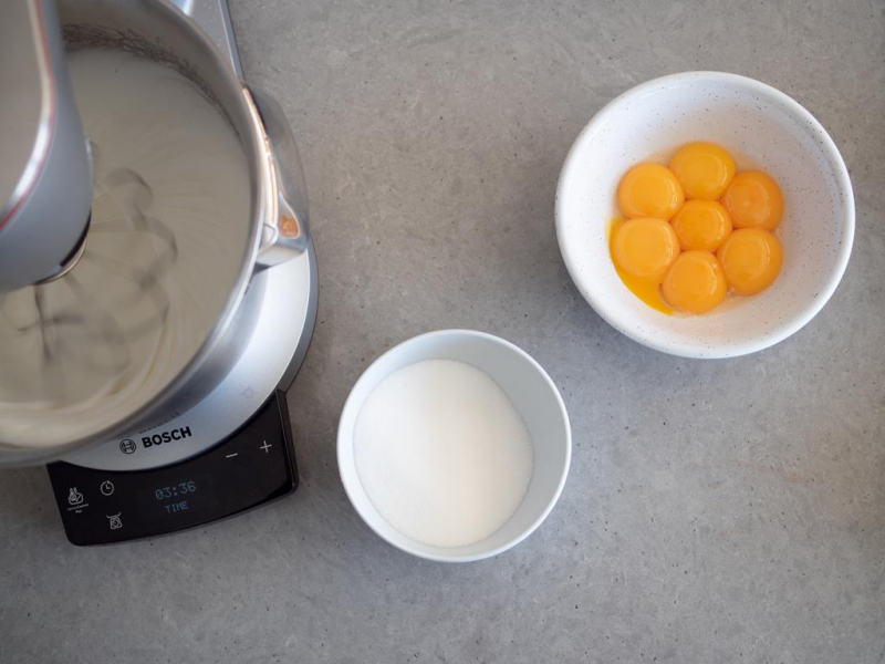 w robocie kuchennym bosch ubijane białka , w miseczce cukier oraz żółtka