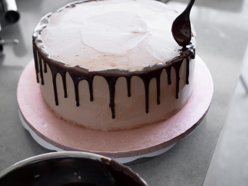 polewanie tortu drip cake czekoladą