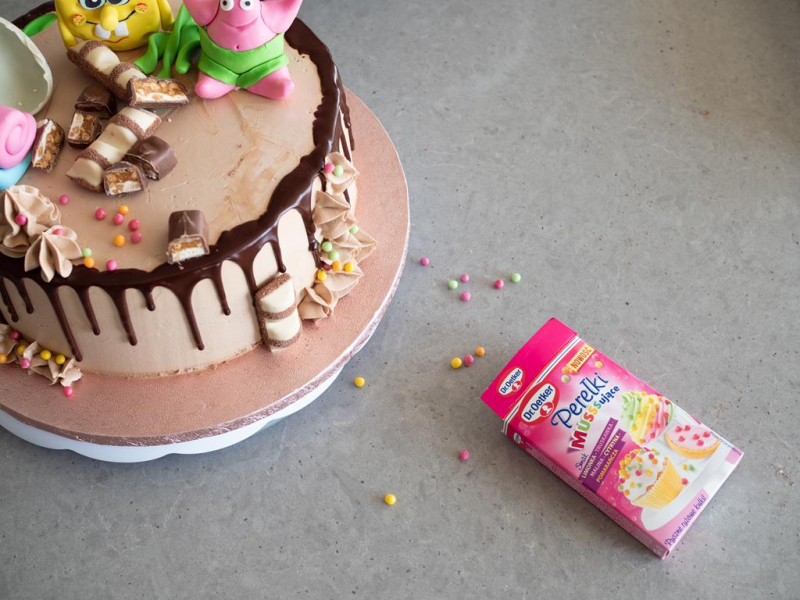 tort drip cake z spongebobem obok perełki musssujące
