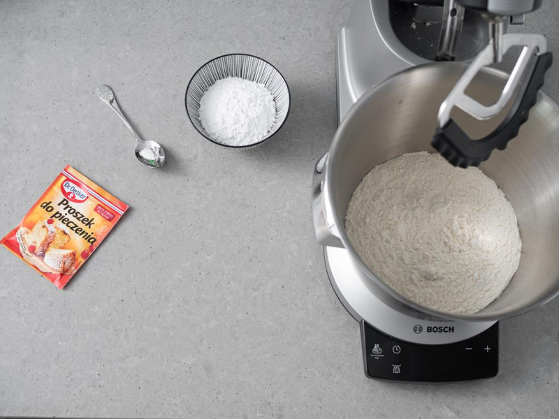 mąka z cukrem pudrem, proszkiem do pieczenia i solą