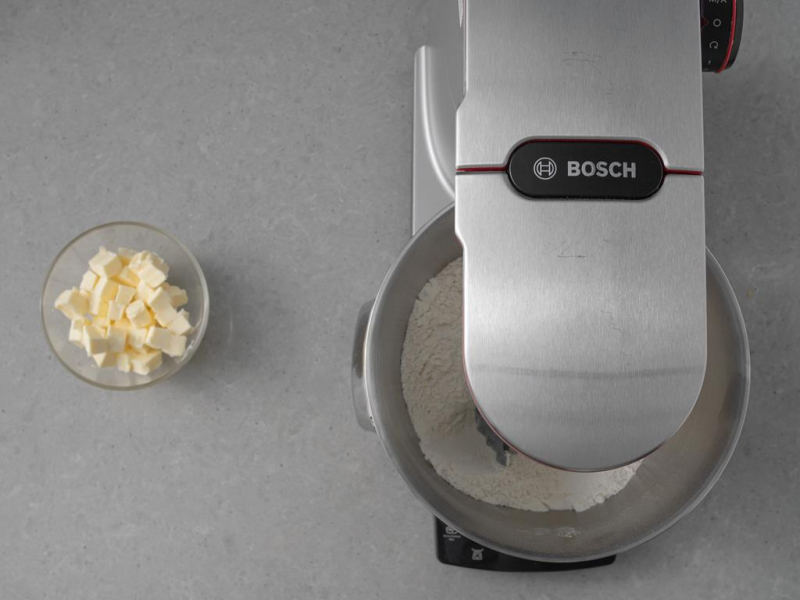 zimne masło pokrojone w kostkę