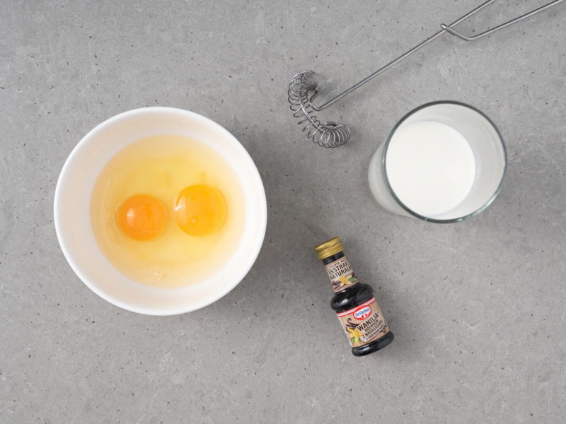 jajka w miseczce, mleko i ekstrakt z wanilii