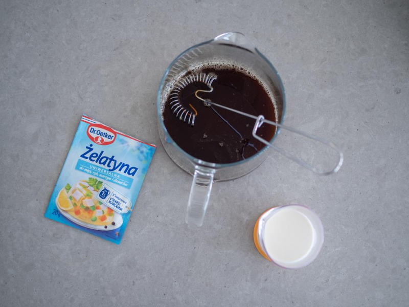 w szklanym dzbanku rozpuszczona kawa obok żelatyna dr. oetkera