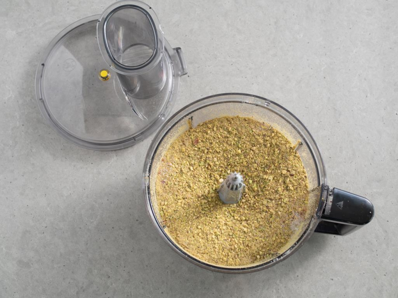 pistacje zmielone z cukrem i cynamonem