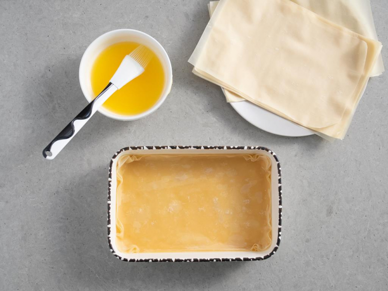 ciasto filo na dnie formy posmarowane masłem