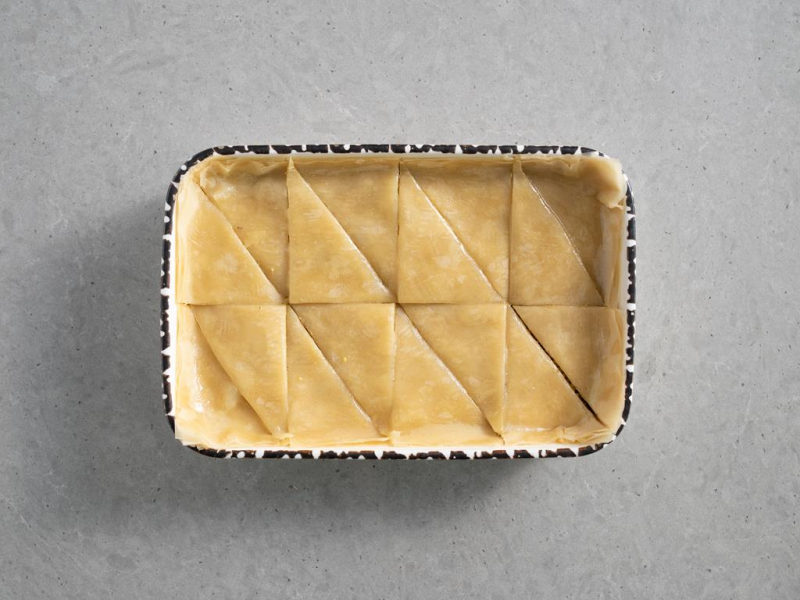 ciasto filo, przełożone pistacjami, pokrojone w trójkąty