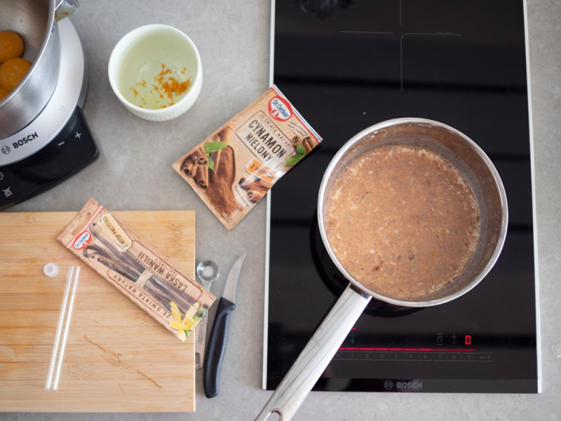 w rondelku podgrzane mleko z cynamonem i laską wanilii