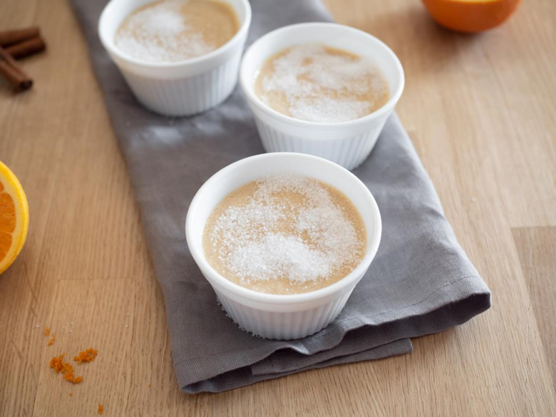 krem kataloński z cynamonem w kokilkach posypany cukrem