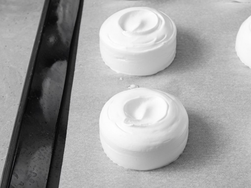 Beza wegańska wyłożona na blasze do pieczenia.