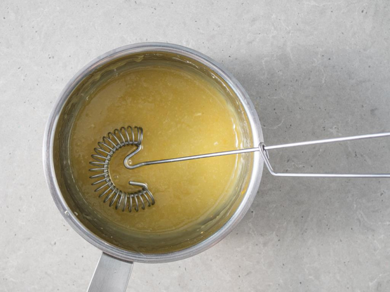 Wegański lemon curd w garnku.