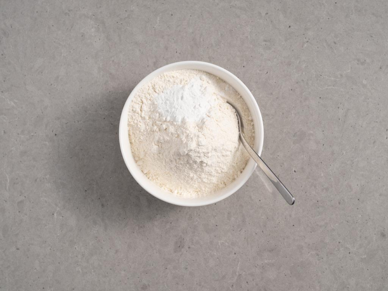 mąka pszenna, skrobia ziemniaczana, proszek do pieczenia Dr. Oetkera w misce