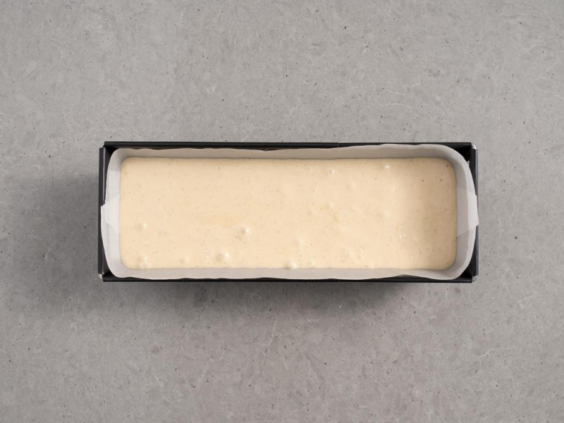 ciasto na babkę na oleju w formie keksówce przed upieczeniem