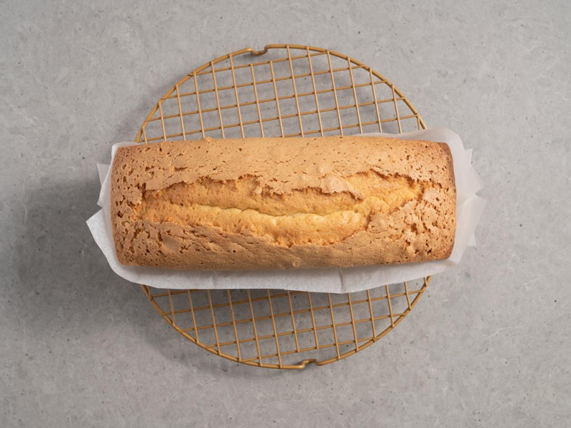 upieczona, waniliowa babka na oleju studząca się na okrągłej kratce do studzenia