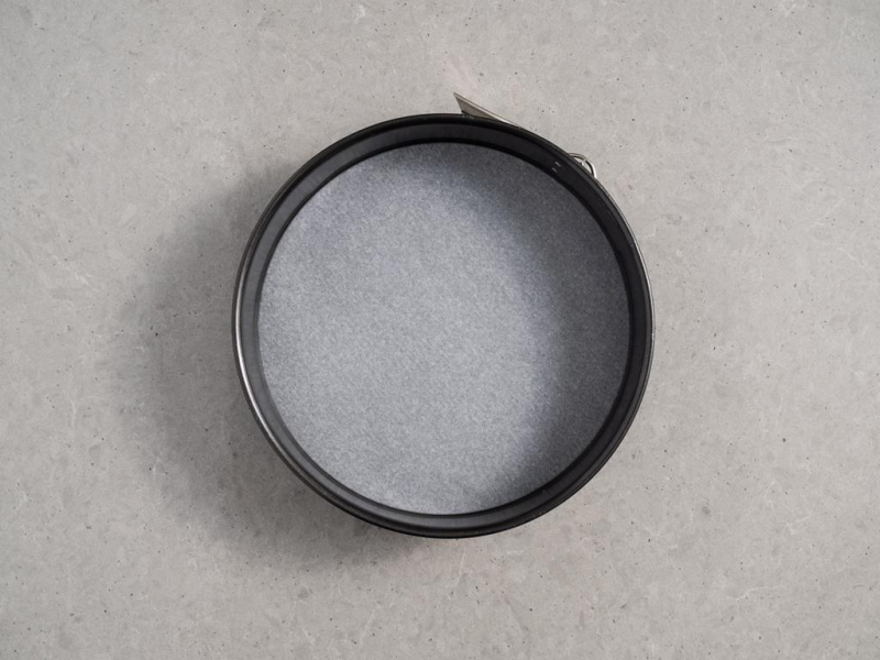 tortownica o średnicy 26 cm od Dr. Oetkera z dnem wyłożonym papierem do pieczenia