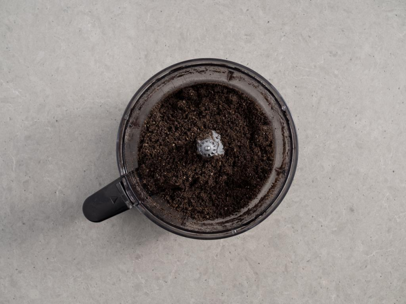 herbatniki rozdrobione z czarnym kakao i masłem w malakserze