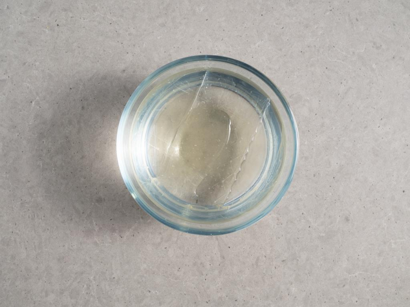 namoczona w miseczce z wodą żelatyna w listkach od dr. oetkera