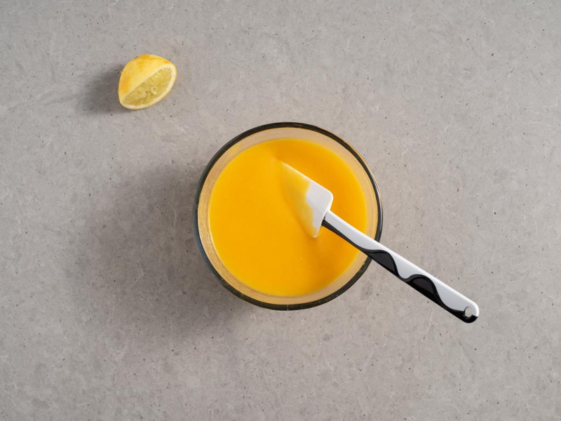 puree z brzoskwiń z puszki, syropu brzoskwiniowego i soku z cytryny, obok połówka wyciśniętej cytryny