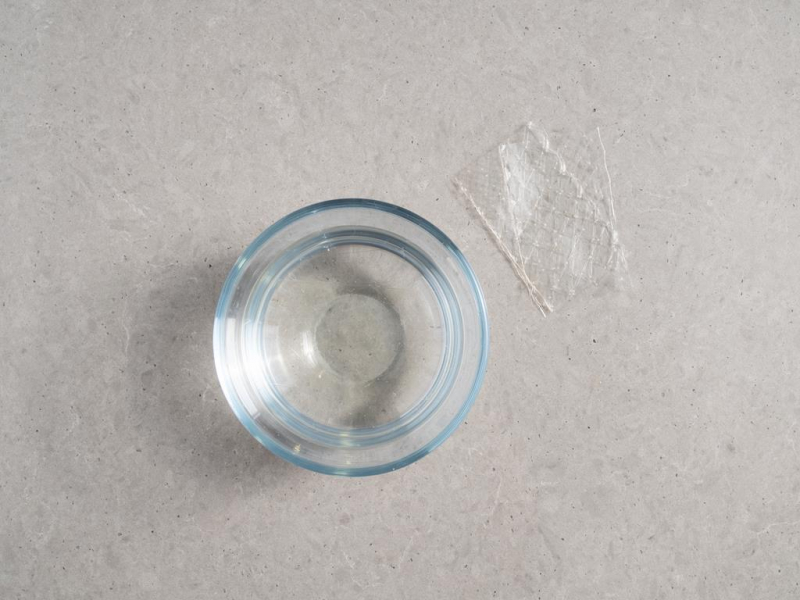 miseczka z wodą do namoczenia żelatyny oraz żelatyna w listkach dr. oetkera obok